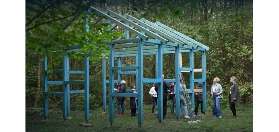 Kunstobjekt Blaues Haus wird neu angestrichen